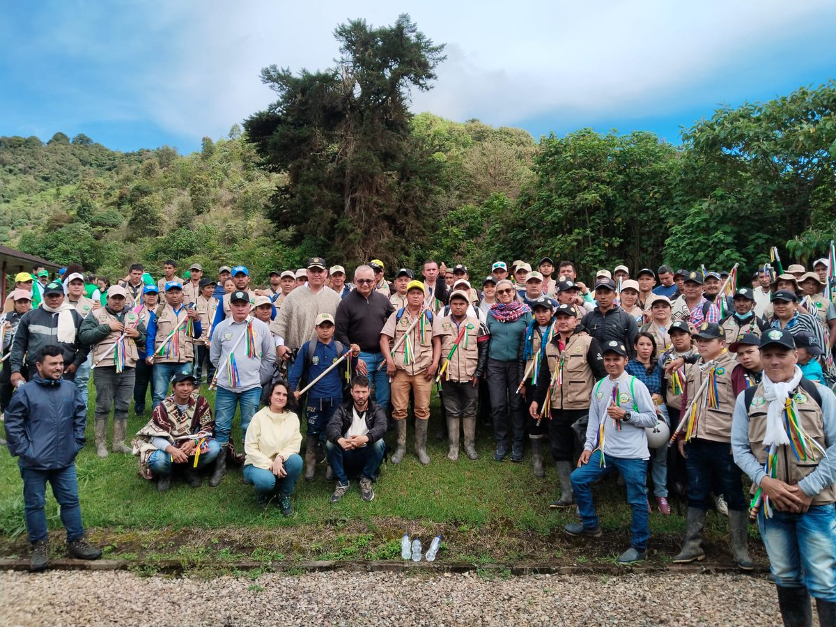 MinAmbienteCo's tweet photo. En la cuenca del río Las Ceibas, en Neiva, más de 400 campesinos acompañaron el recorrido junto a @CAMHUILA y organizaciones sociales. La viceministra @tatianaroaa revisó avances del #POMCA y reafirmó el compromiso frente a amenazas a los ecosistemas como los proyectos petroleros https://t.co/ZYGAmKDlU7