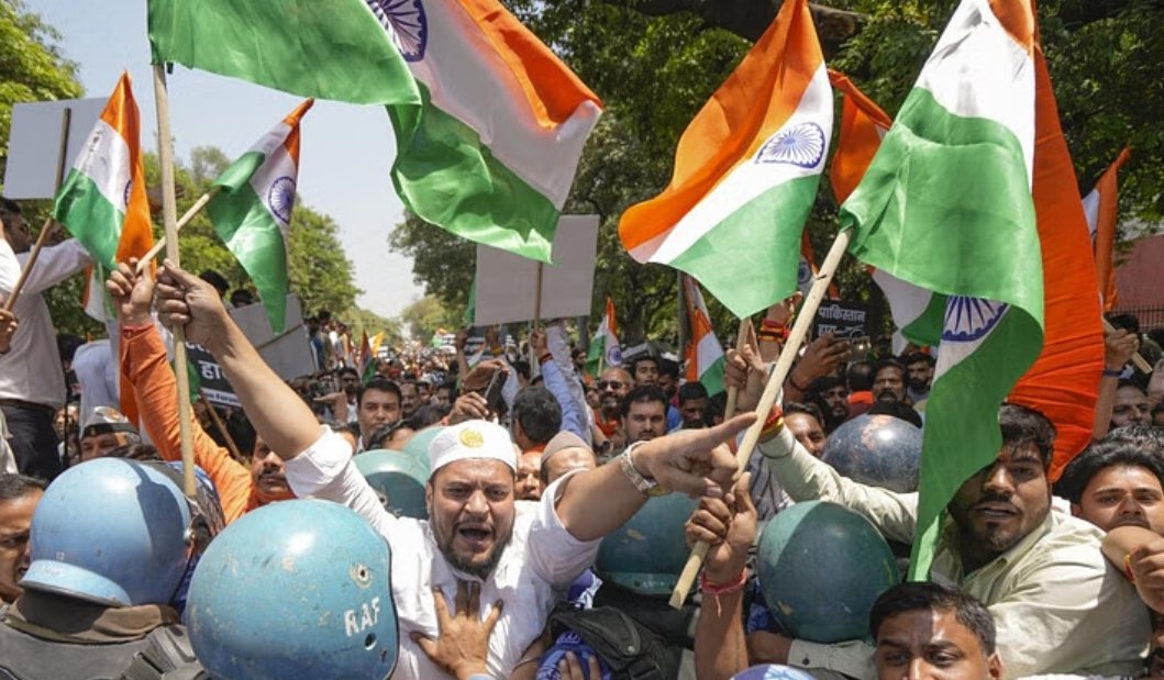 AjazGanderbali's tweet image. Kashmir today stands tall with India — proud of its unity, democracy, and progress after Article 370's removal. The attack on tourists in Pahalgam only strengthened people's resolve: Kashmir will never bow to Pakistan’s terror agenda! #KashmirRejectsTerror #IndiaFirst @PMOIndia