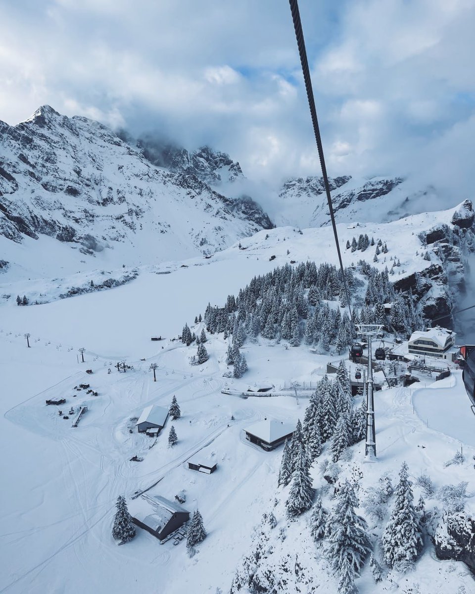 AniaAgnieszka_'s tweet image. The cable car ride was unreal. Gliding above the peaks with those epic views? Surreal. This is what peace looks like to me.🤗🥰#zipping #WINTER