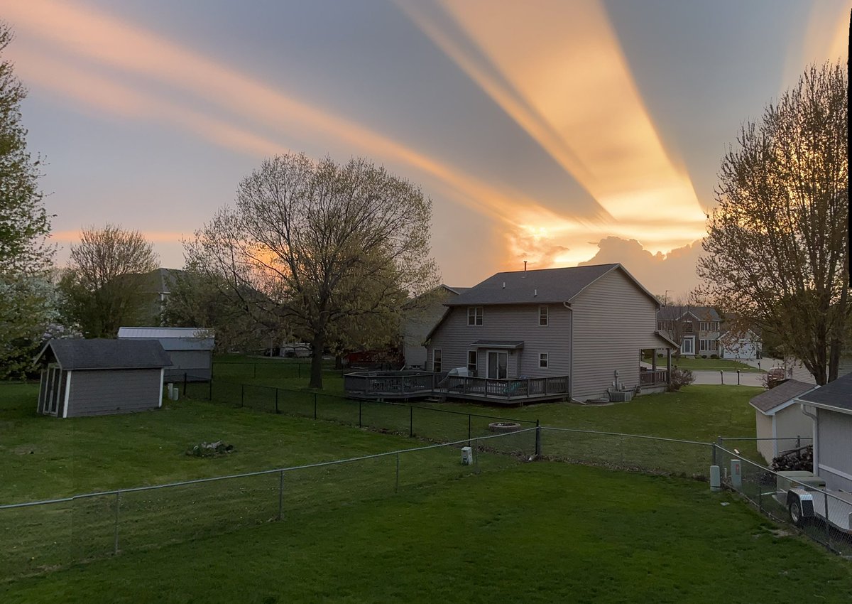 TerryHossHicks's tweet photo. @ryanhallyall Sunset Grimes, IA with storm clouds to the west https://t.co/Gvw334MeYq