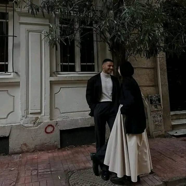 إِن لَم تكُن عَيني فإنَّكَ نُورُهَا
و إن لَم تكُن قَلبي فأَنتَ حَبيبهُ.♡⁩