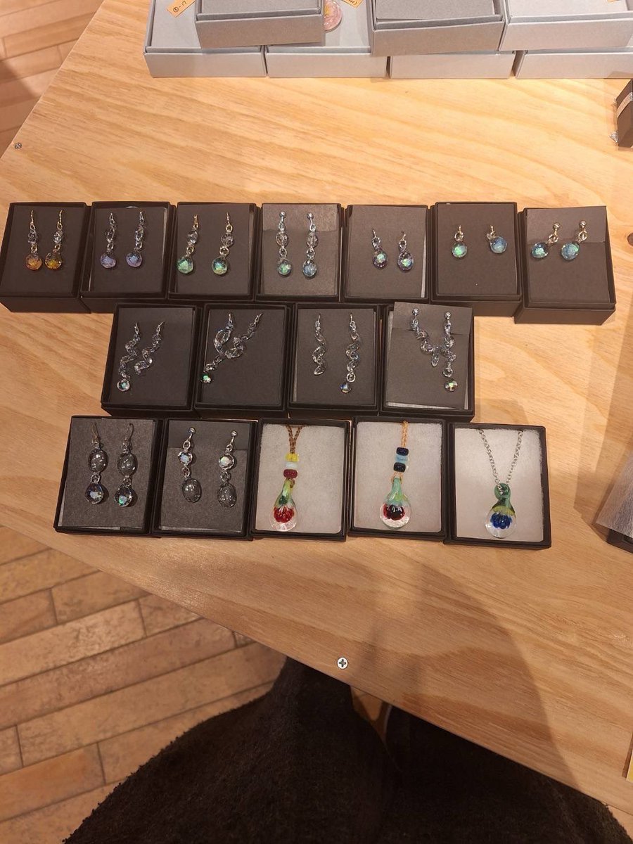 いつも投稿ご覧いただきありがとうございます！
北海道小樽市にある大正硝子「創」さんにて開催されている展示に、工房から４名の作家が参加しております。
4/20〜5/31までと、1ヶ月の開催期間がありますので、お近くにお越しの際はぜひ、ご覧いただけると嬉しいです！！
#北海道 #小樽 #大正硝子