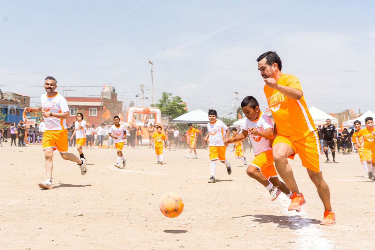 Tres formas de hacer política. 
La primera: aburrida, típica, tradicional. 
La segunda: cerrada a los mismos, a su gente a sus círculos. 
La tercera: llena de alegría, de propósito. de causa, con mucho sentido comunitario.