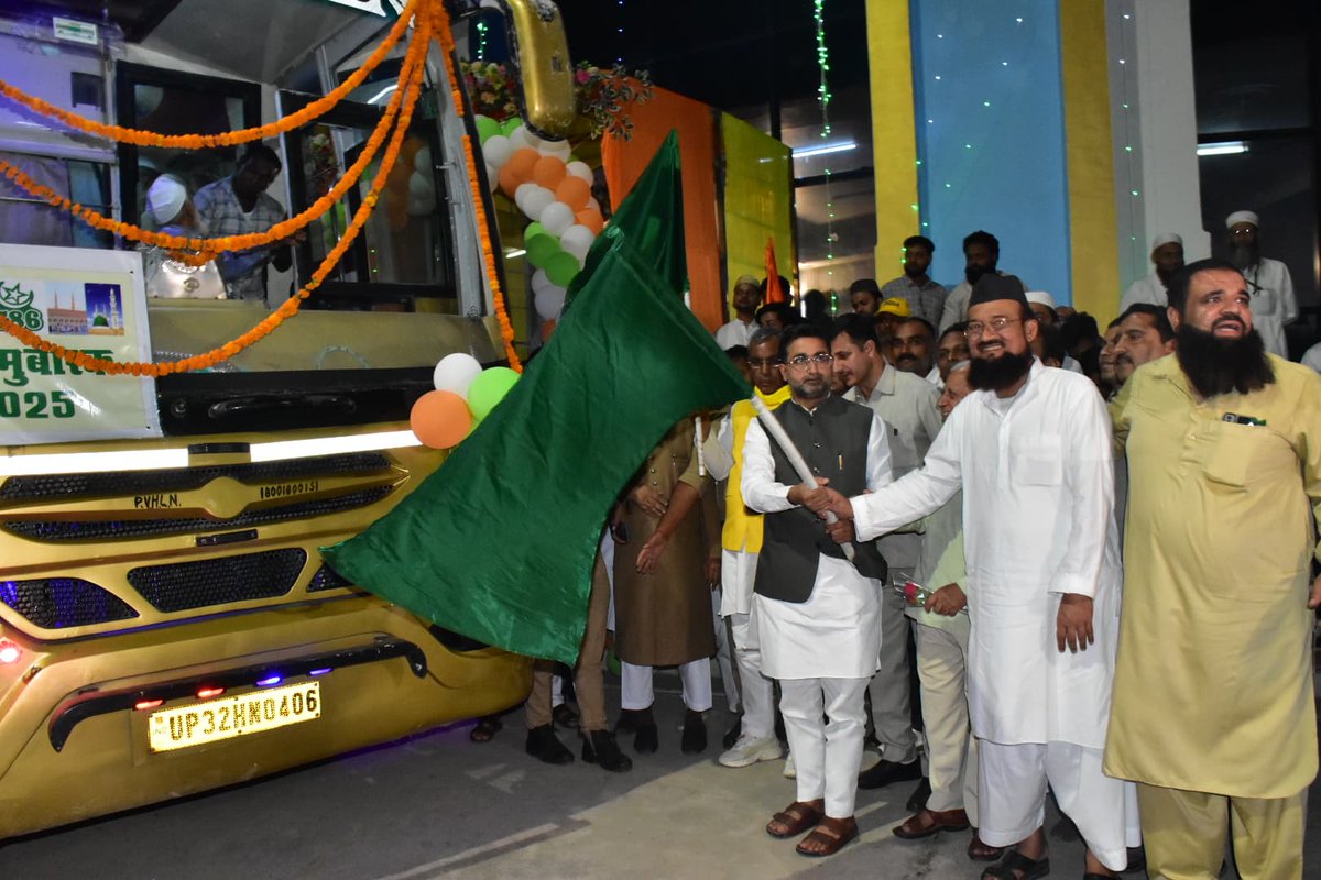 danishazadbjp's tweet photo. #लखनऊ  
कल देर रात राजधानी #लख़नऊ स्थित हज़ हाउस में मा. कैबिनेट मंत्री जनाब श्री #ओम_प्रकाश_राजभर जी के साथ में हज़ पर रवाना होने वाले अज़ीम मुसाफ़िरों को झंडा दिखाकर बस को रवाना किया। इस पुरनूर मौक़े पर हाजियों को दिली मुबारकबाद पेश की और उनकी कामयाब और मुक़द्दस सफ़र की दुआ की। https://t.co/DIqoK1487r