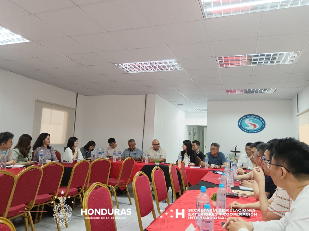 🇭🇳🇨🇳|| Para fortalecer lazos comerciales se realizó el “Encuentro de Negocios y Ceremonia de Firmas entre Empresas de China y Honduras”, el evento organizado por el Ministerio de Comercio de la República Popular China (MOFCOM), en conjunto con la <a href="/CancilleriaHN/">Cancillería Honduras</a> y la <a href="/SDEHonduras/">Secretaría de Desarrollo Económico</a>.
