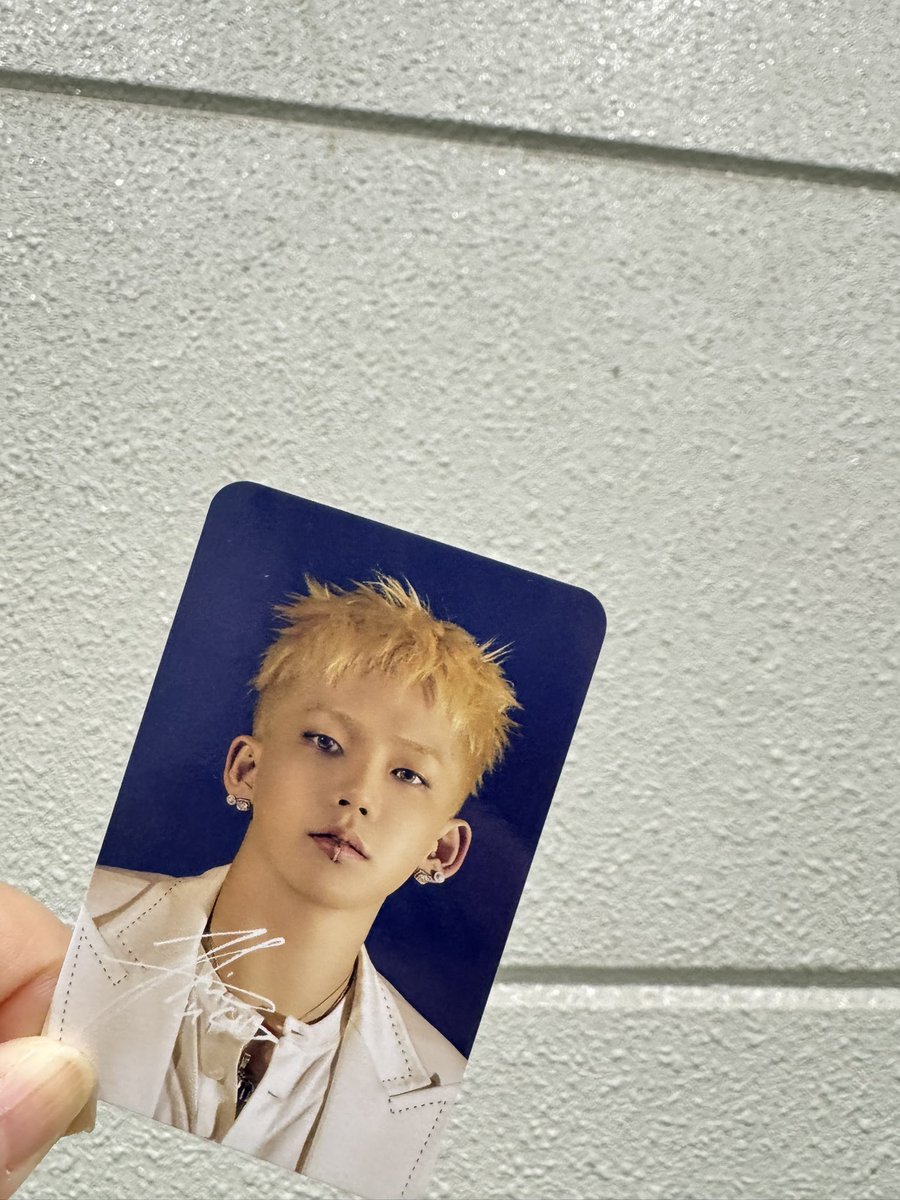 ヒョンソクくんのトレカお渡し会
無事終了☺️早口で頑張った🤣

🐷あんにょ〜ん
🦔こんにちわ〜
🐷ハナマンプタケドドェ？
🦔うんっ
🐷ヌナラゴブロジョ〜
🦔おぉ⤴︎︎︎ヌナ
(首をかしげて可愛すぎた🤦‍♀️)
🐷にやけながらコマウォ〜
ウリタシマンナジャ〜ヤクソク
🦔ヤクソク
指切りげんまんもした😭💘