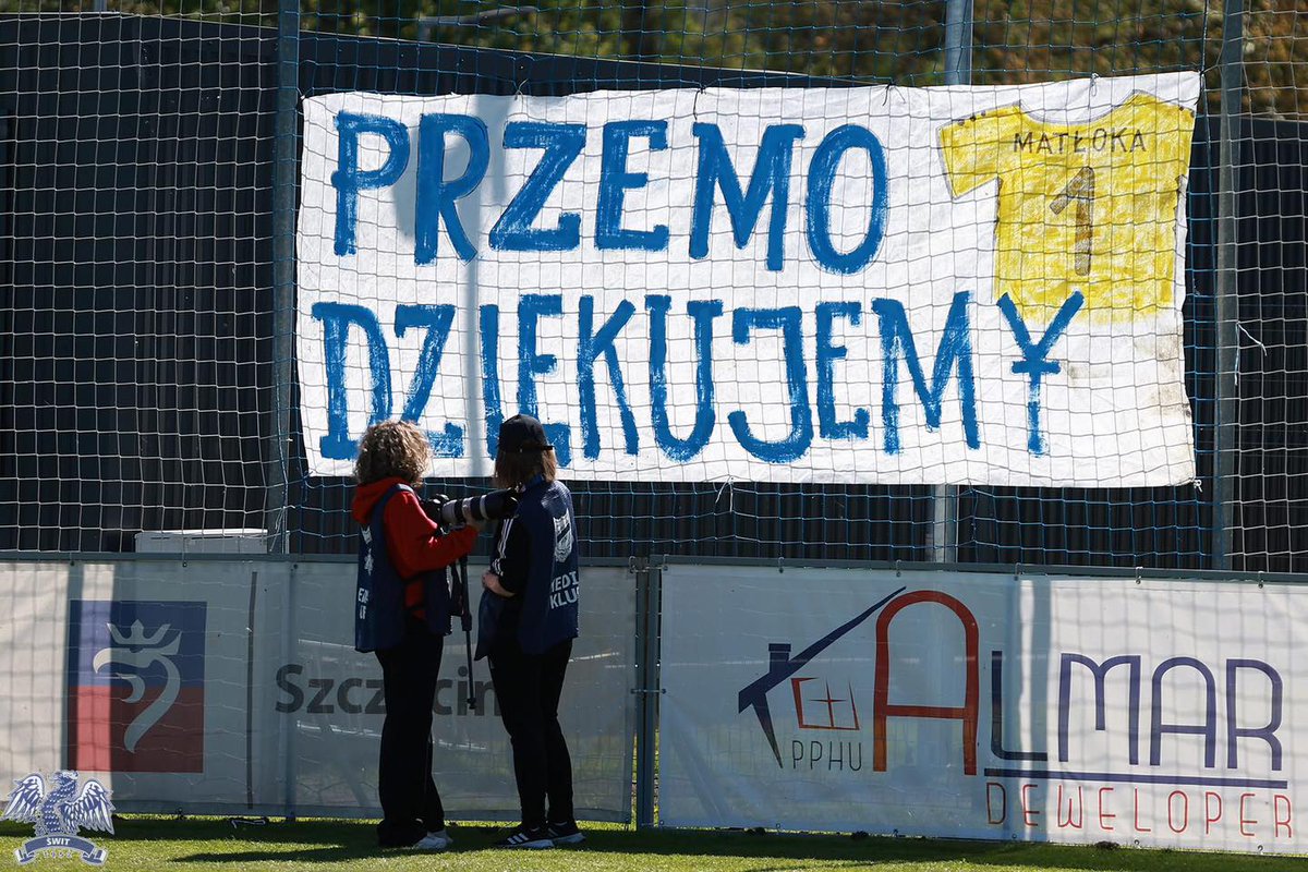 SSkolwin's tweet photo. „𝐏𝐑𝐙𝐄𝐌𝐎” 𝐃𝐙𝐈𝐄̨𝐊𝐔𝐉𝐄𝐌𝐘!! 📷

Przed meczem z Choniczanką pożegnaliśmy oficjalnie wieloletniego bramkarza Świtu - 𝗣𝗿𝘇𝗲𝗺𝘆𝘀ł𝗮𝘄𝗮 𝗠𝗮𝘁ł𝗼𝗸𝗲̨. 

𝘗𝘳𝘻𝘦𝘮𝘦𝘬 𝘫𝘦𝘴𝘻𝘤𝘻𝘦 𝘳𝘢𝘻 𝘥𝘻𝘪𝘦̨𝘬𝘶𝘫𝘦𝘮𝘺 𝘻𝘢 𝘵𝘦 𝘸𝘴𝘻𝘺𝘴𝘵𝘬𝘪𝘦 𝘭𝘢𝘵𝘢 ! https://t.co/DDxSjLvYMu