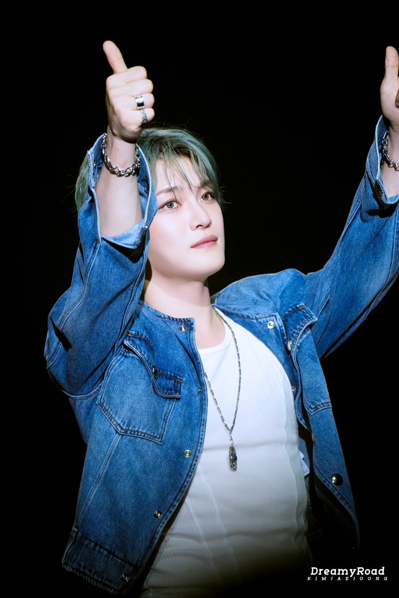 KJJ_DreamyRoad's tweet photo. 250426
2025 JUST US LIVE IN HONG KONG
👍🏻👋🏻

@bornfreeonekiss
 
#김재중 #재중 #KIMJAEJOONG
#JAEJOONG #ジェジュン #金在中 https://t.co/Y0nlBRUus0