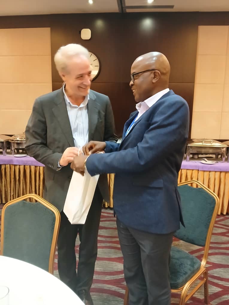 En marge de cette conférence,le SP a rencontré le Vice Ministre de l'Agriculture de l'Iran pr discuter des opportunités de collaboration bilatérale.Leurs échanges portaient sur le renforcemt des liens écques entre les 2 pays notammt sur l'agriculture,l'environnemt et l'industrie.