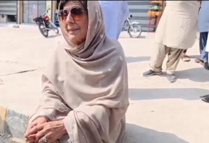 Another attempt today by Imran Khan's family to meet him. But the question is, whose opinion will prevail or win? 
The court or the Adiala Jail administration? 

Pakistanis await the outcome.

#خان_سے_ملاقات_ضروری_ہے