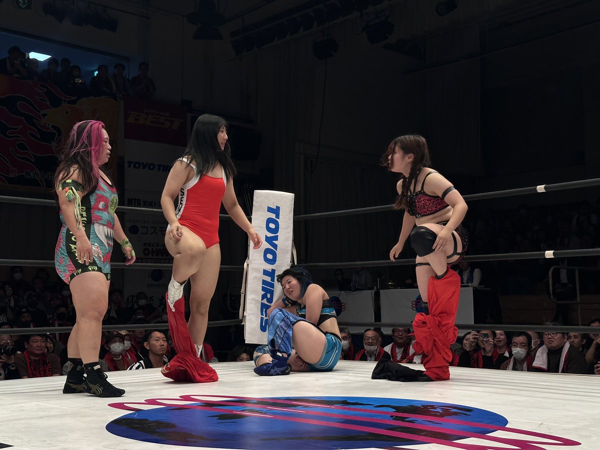 Hassy0924's tweet image. 里村明衣子引退試合が終わるもアジャコングが里村とのタッグを要請。5分だけのボーナストラック、相手に速攻で名乗りを挙げたのはYUNAと暁千華。ジャージの下はコスチュームで臨戦態勢。暁はおなじみだがYUNAも呼応。威勢のいい若手たち。
#SENJO #仙女 #SATOMURAfinal