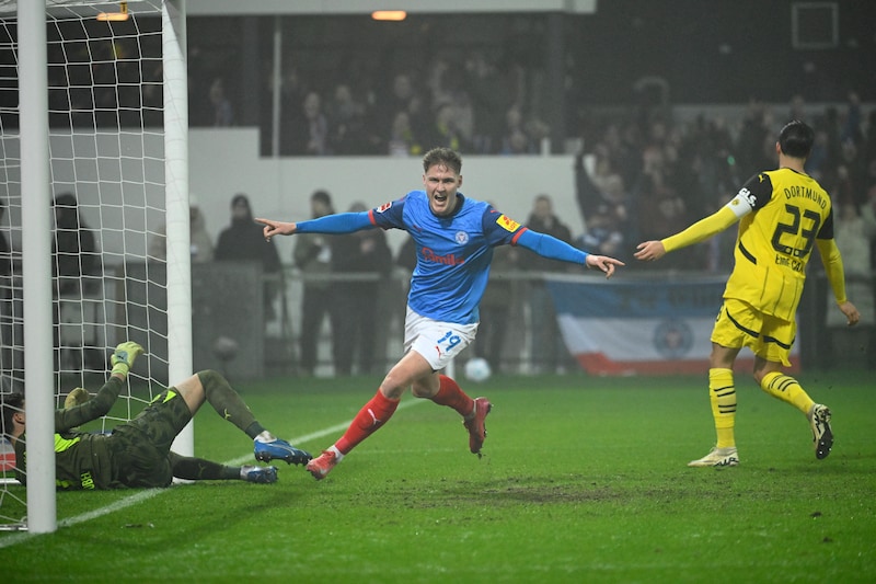 Krass dass es für Leute einen anderen Moment gibt.

Ich bin eigentlich echt weg davon gewesen laut zu werden wegen Fußball aber ich bin so ausgerastet während dieser ersten Halbzeit...