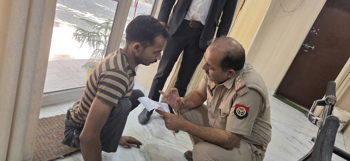 ऐसे हों यूपी पुलिस के अफसर तो विश्वास कायम रहेगा। आप हैं #लखीमपुर शहर कोतवाल हेमंत राय विकलांग को सुनते सोशल मीडिया पर तस्वीर हुई वायरल
<a href="/Uppolice/">UP POLICE</a> 
<a href="/kheripolice/">KHERI POLICE</a> 
<a href="/Igrangelucknow/">IG Range Lucknow</a> 
<a href="/adgzonelucknow/">ADG Zone Lucknow</a> 
<a href="/dgpup/">DGP UP</a> 
<a href="/myogioffice/">Yogi Adityanath Office</a>