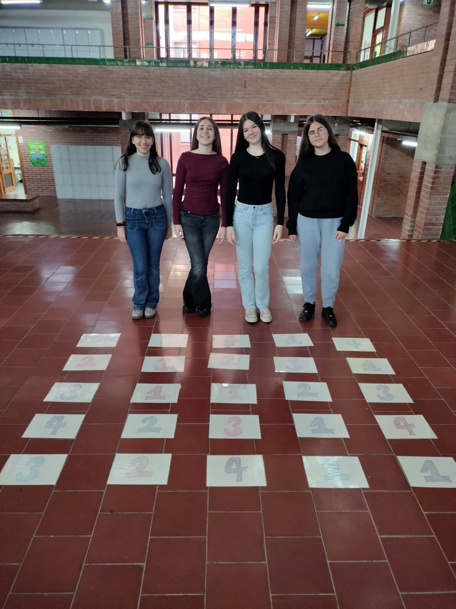 🔢 Després de participar en el concurs #FemMatemàtiques, l'alumnat de l'optativa Concursem amb les matemàtiques (2n d'ESO) ha creat i resolt laberints plens de reptes matemàtics a la plaça de toros. Una gran manera d'aprendre jugant! 🧩

#ESO #InstitutAbatOliba