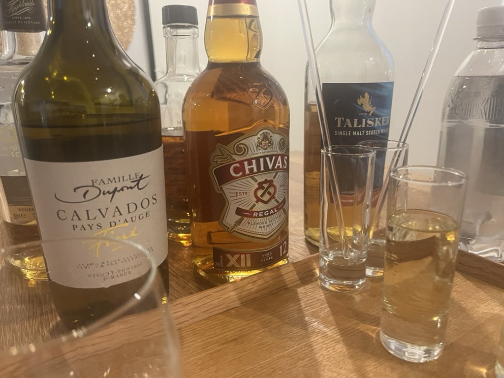 bdsm_trader's tweet photo. 久しぶりに友人と乾杯…

ファミーユ・デュポン カルヴァドス ファインをメインに…後半は
タリスカー8年カスクストレングスで乾杯

タリスカー強烈でした♪ https://t.co/Z8xIVlL0xJ