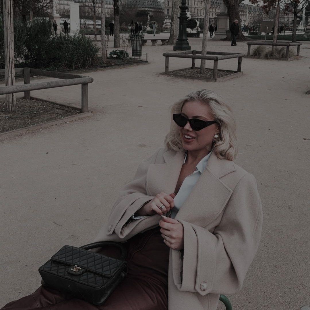 Pst, <a href="/TheBIackCircIe/">𝐓𝐇𝐄 𝐁𝐋𝐀𝐂𝐊 𝐂𝐈𝐑𝐂𝐋𝐄</a>.

——— Bambi Daryna Pritzker Kovalenko
——— 33
——— Abogada en el prestigioso bufete Collins&amp;Pritzker, en Nueva York. Profesora de Derecho Penal en la Universidad de Yale.
——— Abogada de Cosa Nostra