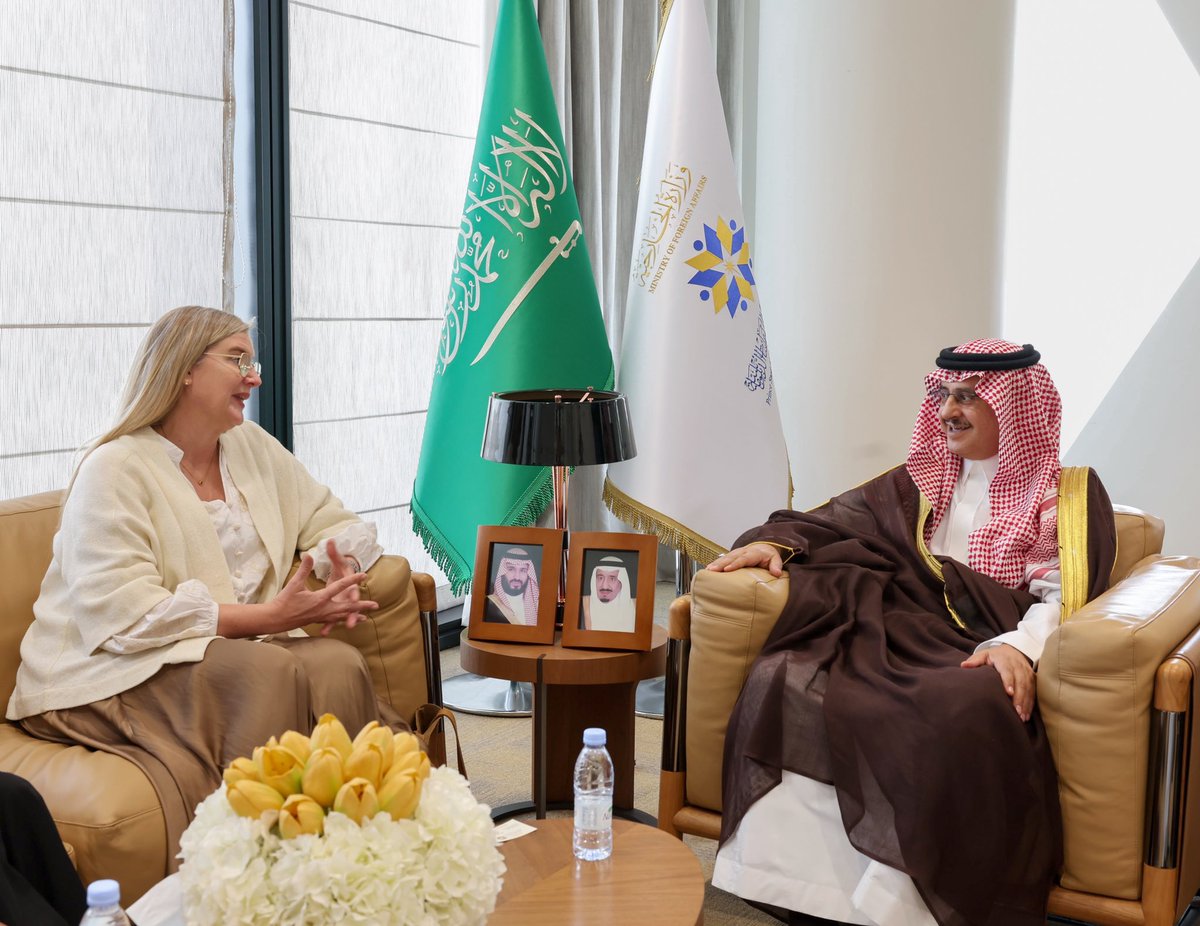 استقبل معالي مدير عام المعهد الدكتور مشبب القحطاني السيدة آن ماوي مديرة معهد الحوار السويدي للشرق الأوسط وشمال أفريقيا والوفد المرافق لها، وتناول اللقاء مناقشة أوجه التعاون في مجال التدريب الدبلوماسي. بحضور المشرف على إدارة البرامج التطويرية بالمعهد د. علي القرني.