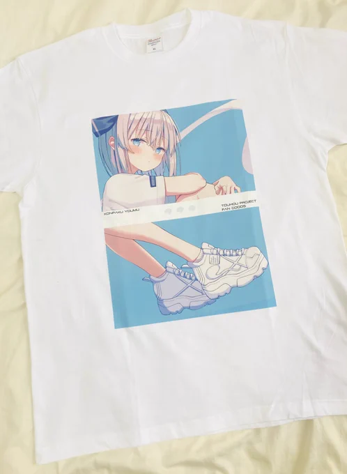 例大祭新作グッズの妖夢ちゃんTシャツ現物ですー!ヘビーウェイトタイプの厚め生地で、イラストの雰囲気そのままのDTF印刷という豪華仕様です!日常的に着て頂けるデザインにしました会場頒布はXLサイズワンサイズのみとなります! 