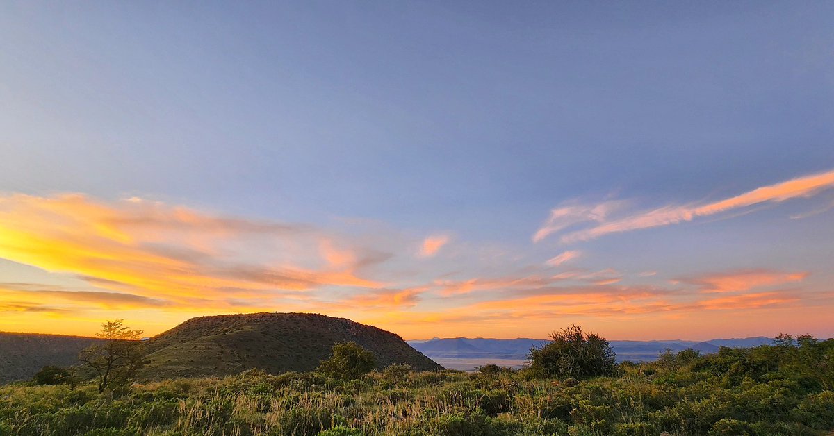 #Sunset over #CamdebooNationalPark 📷Torsten Koehler #LiveYourWild <a href="/SANParks/">SANParks</a>