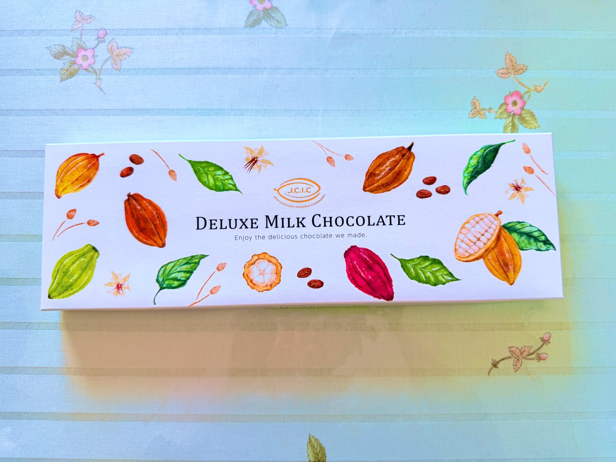 pochechocolat's tweet photo. 🎶おやつ、おやつ、おやつおやつ〜
いろんなチョコ入ってると思ったら、まさかの巨板チョコ🍫❣️
330gの板チョコ!
美味しい!
#デラックスミルクチョコレート
#日本チョコレート工業共同組合
#deluxemilkchocolate
#jcic
#Japanchocolateindustrialcooperative https://t.co/9bnpvMT8zl