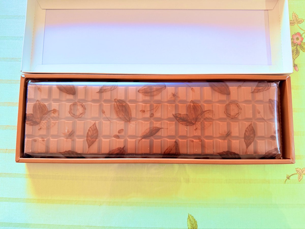 pochechocolat's tweet photo. 🎶おやつ、おやつ、おやつおやつ〜
いろんなチョコ入ってると思ったら、まさかの巨板チョコ🍫❣️
330gの板チョコ!
美味しい!
#デラックスミルクチョコレート
#日本チョコレート工業共同組合
#deluxemilkchocolate
#jcic
#Japanchocolateindustrialcooperative https://t.co/9bnpvMT8zl
