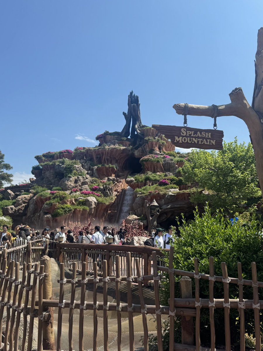 theanimeheads's tweet photo. スプラッシュマウンテン！すごくかっこいい！(Splash Mountain at Disneyland Japan! So cool!) https://t.co/TtMFS60PTD