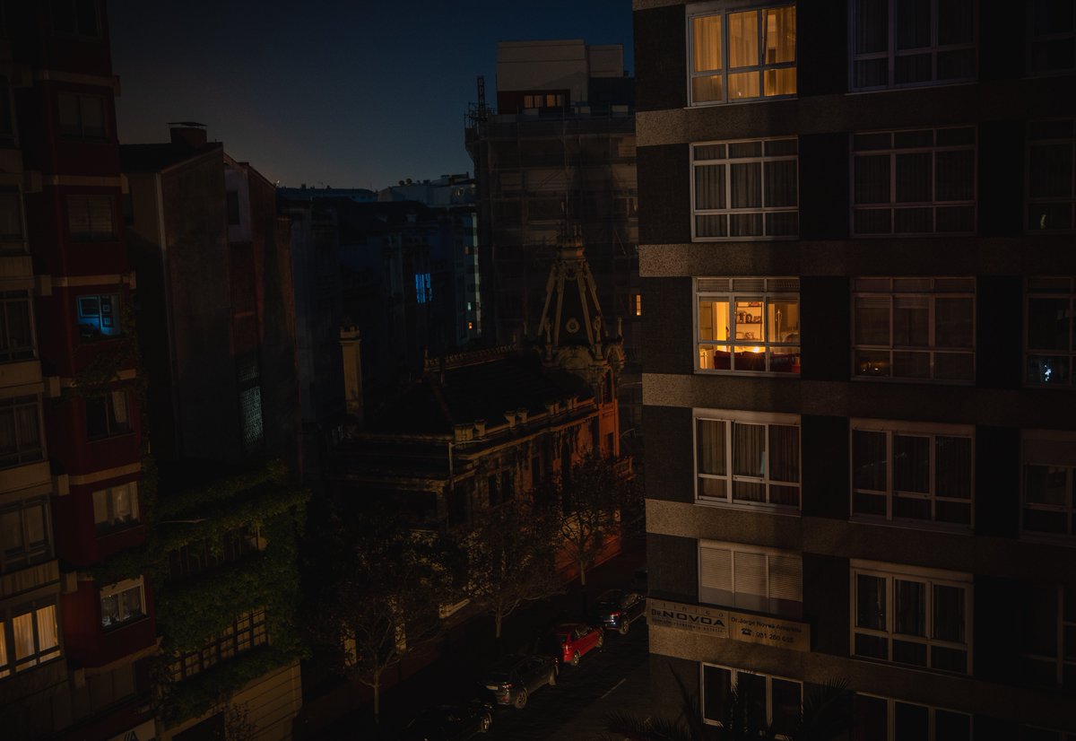 Yandry_kw's tweet photo. Vivimos una escena que nos removió por dentro. Coruña, normalmente llena de luz y vida, quedó sumida en la oscuridad y el silencio tras el gran apagón que afectó a toda España. 📸

#apagonespana #apagon #ApagonNacional #Coruna #acoruña #coruña https://t.co/LAUUIBFtFX