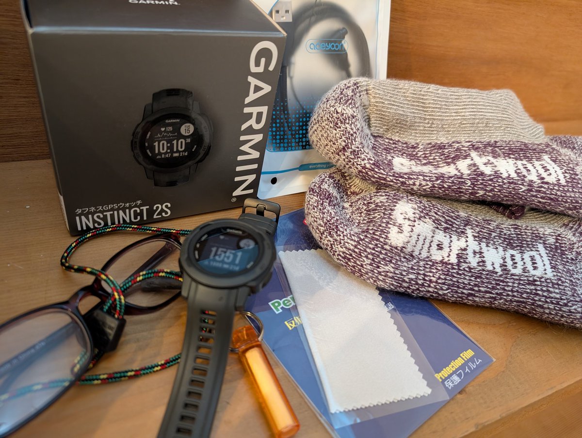 nashichannnn's tweet photo. 息子からのサプライズでもらった誕プレが
センスよくてアガった♡
#instinc2S
#Garminwatch
#smartwool 　#Protectionfilm
#gearaid https://t.co/03VnoqeGrP