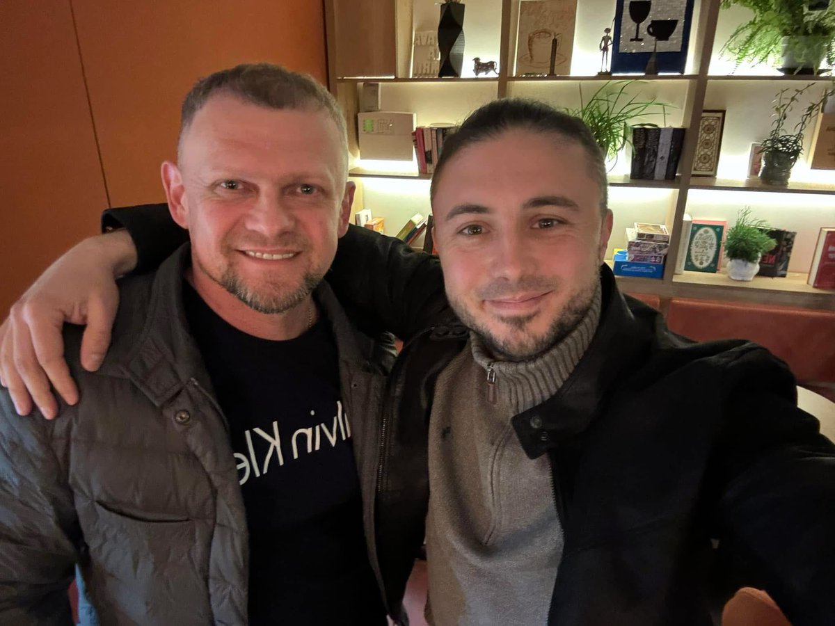 Сусід прибув в Київ у відпустку. 
Зустрілися на каву. 
Гарік Бірча мобілізувався добровольцем в перший місяць. 
Доповідаю: почуття гумору при ньому, на місці 🙂 
Все буде Україна!