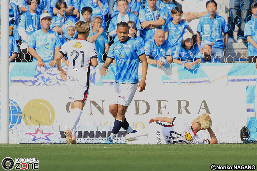 鈴木優磨のゴールパフォーマンスを激写📸 ンドカに視線を向けた鈴木優