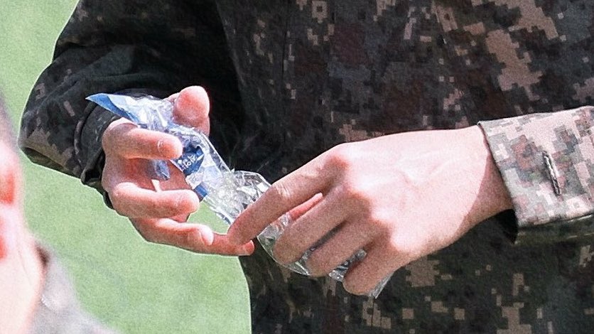 uraftertaste's tweet photo. madly in love with wonwoo’s beautiful hands https://t.co/VEf38zmpa2