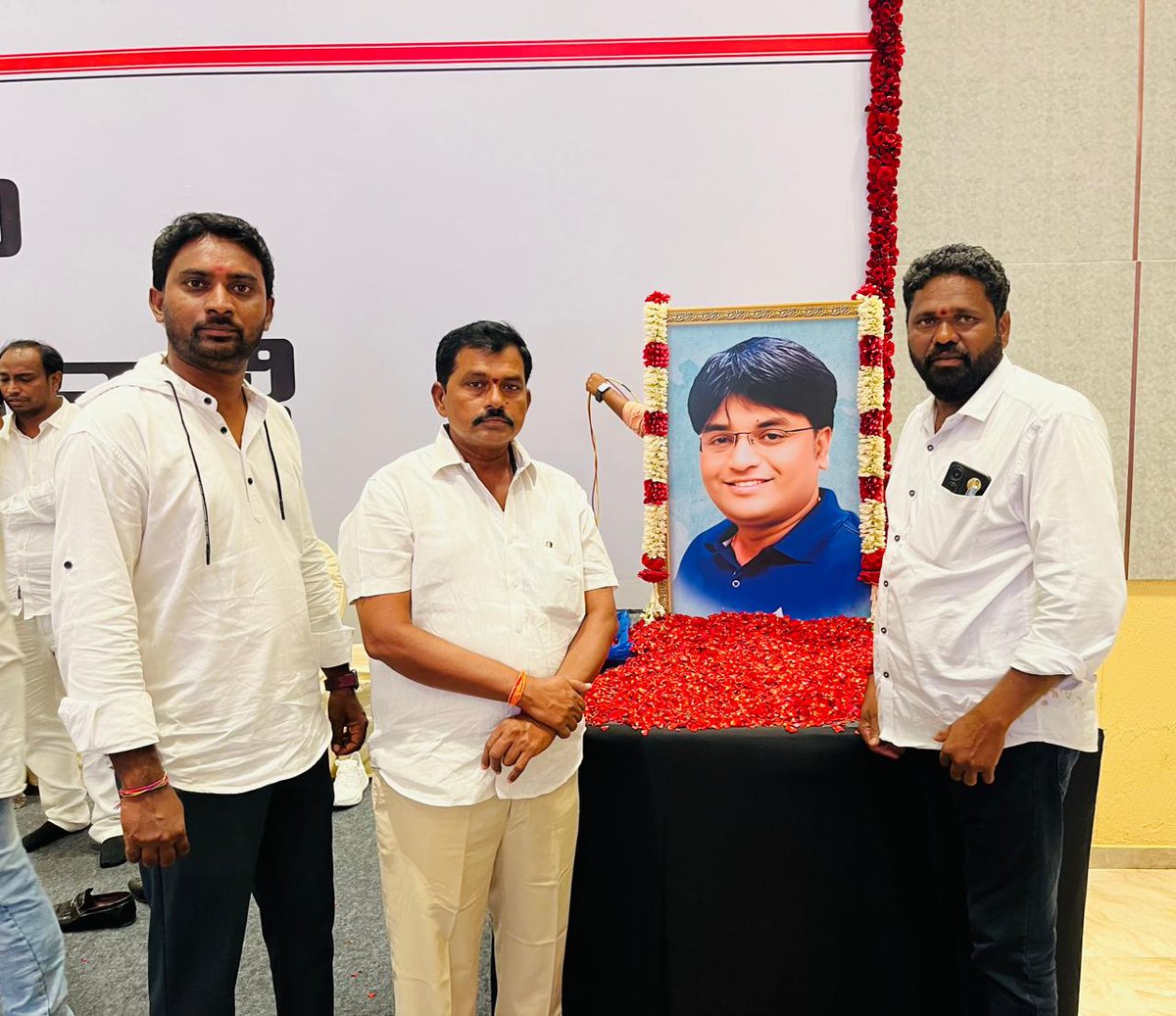 IntipalliRaj's tweet photo. పహాల్గామ్ అమరులకు @APDeputyCMO జనసేనపార్టీ అధ్వర్యంలో మంగళగిరిలో జరిగిన కార్యక్రమం లో నివాళులు అర్పించిన మార్క్  వైస్ ఎంపీపీ ఇంటిపల్లి ఆనంద్ రాజు గారు ఎంపీటీసీ బైరా నాగరాజు గారు రాజోలు నీయోజకవర్గ @JanaSenaParty
 నాయకులు

#PahalgamTerroristAttack https://t.co/lU604df5cp