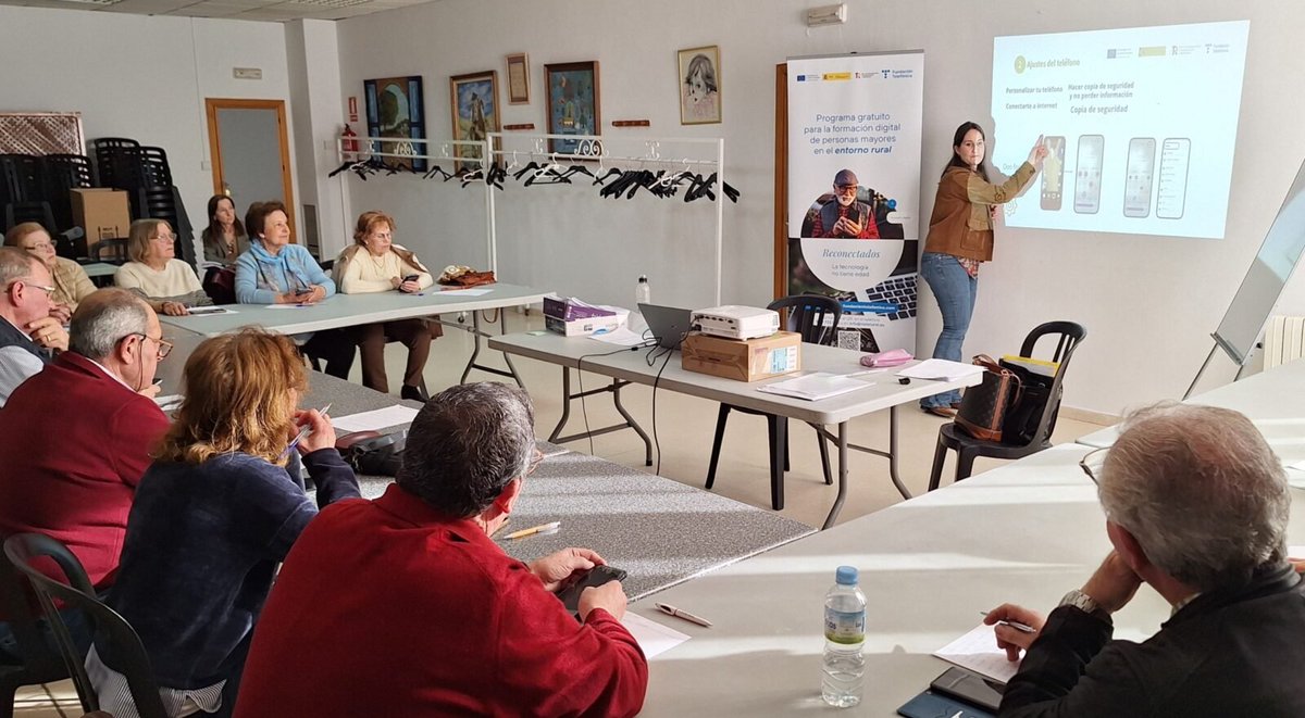 fundacionTef's tweet photo. ¿Sabías que #ReconectadosRural es un programa de Fundación Telefónica que busca formar a 3.500 personas mayores de 65 años en municipios con menos de 5.000 habitantes? https://t.co/E0zXa3KP0l @65ymuchomas https://t.co/UzC02lvlFU