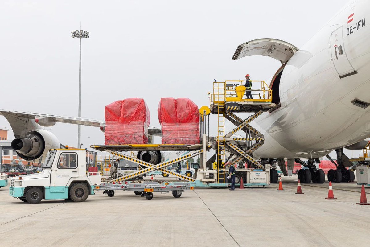 iXiaoshan's tweet photo. At Hangzhou Intl Airport, technology is making cross-border e-commerce air exports faster and smoother! ✈️ In Q1, air cargo exports hit 32,500 metric tons, up 30%. Smarter customs, faster clearance — #Xiaoshan is spreading its wings! 🌏 https://t.co/kWR1tZiReZ