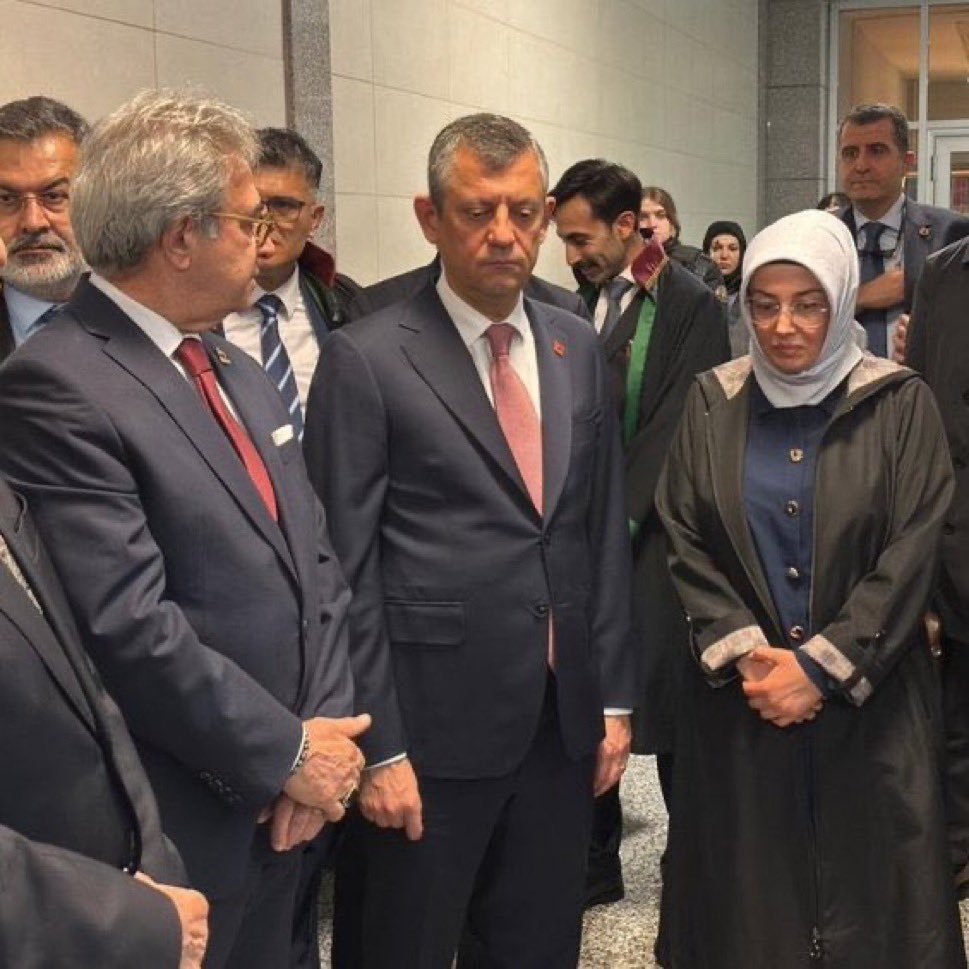 Ayşe Ateş, Ümit Özdağ’ın duruşmasına katılmak üzere Çağlayan Adliyesi’ne geldi.

Eşinin kemikleri sızlıyor kemikleri…
Körler sağırlar birbirini ağırlar.