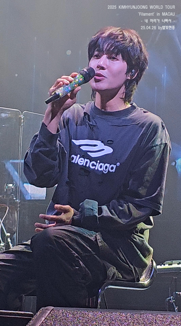 0606_star's tweet image. [25/04/26] 김현중 - 내 머리가 나빠서 + 담벼락 + 빙글빙글

youtu.be/Y_DCZshL6mw

마카오에서 불러주시는 내 머리가 나빠서 더없이 좋았어요🥰 
담벼락도 빙글빙글도 웃음이 멈추지 않아요 
우주신님 공연은 행복 그자체!👽#Filament 방콕이 기다려지는 이유!😍😍

#김현중 #KIMHYUNJOONG
#MACAU