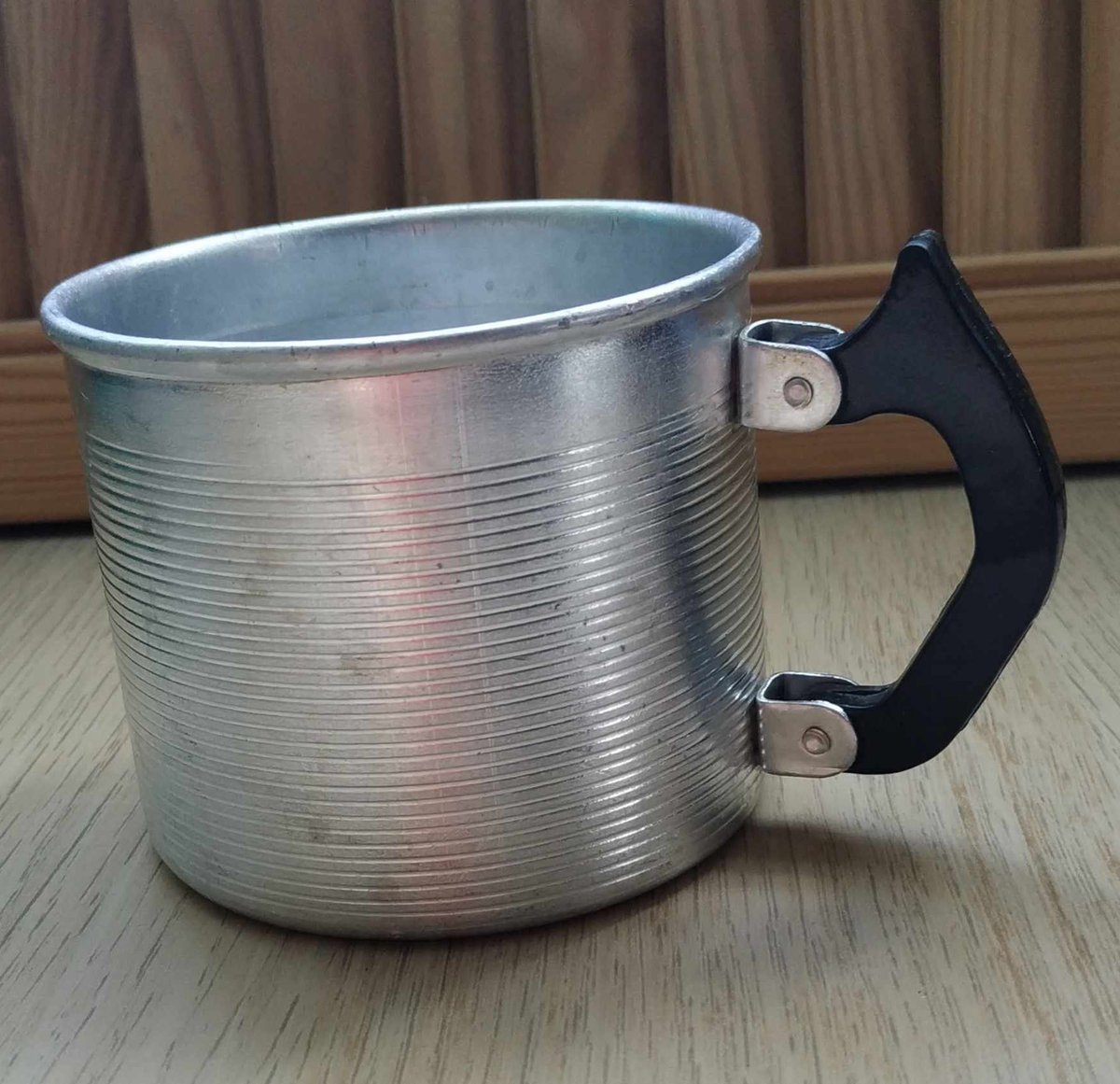 VintageSoviet's tweet photo. #Aluminum #mug #Soviet #vintagemug 0.45 l, #CampingMug mug with a #Bakelite handle #vintagekitchenware #AluminiumCookware #USSR, 1970s
https://t.co/9EdiFKMnrY https://t.co/KdbqH5L3o0