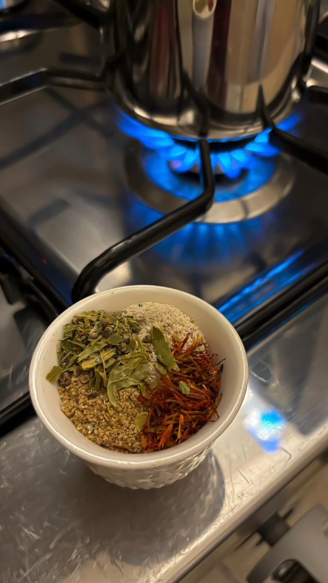 دائمآ نحتاج الى أشياء  تجعل الحياة أجمل ،،شيىء  يُشبه الورد ،يُشبه القهوه ،يُشبه الحب