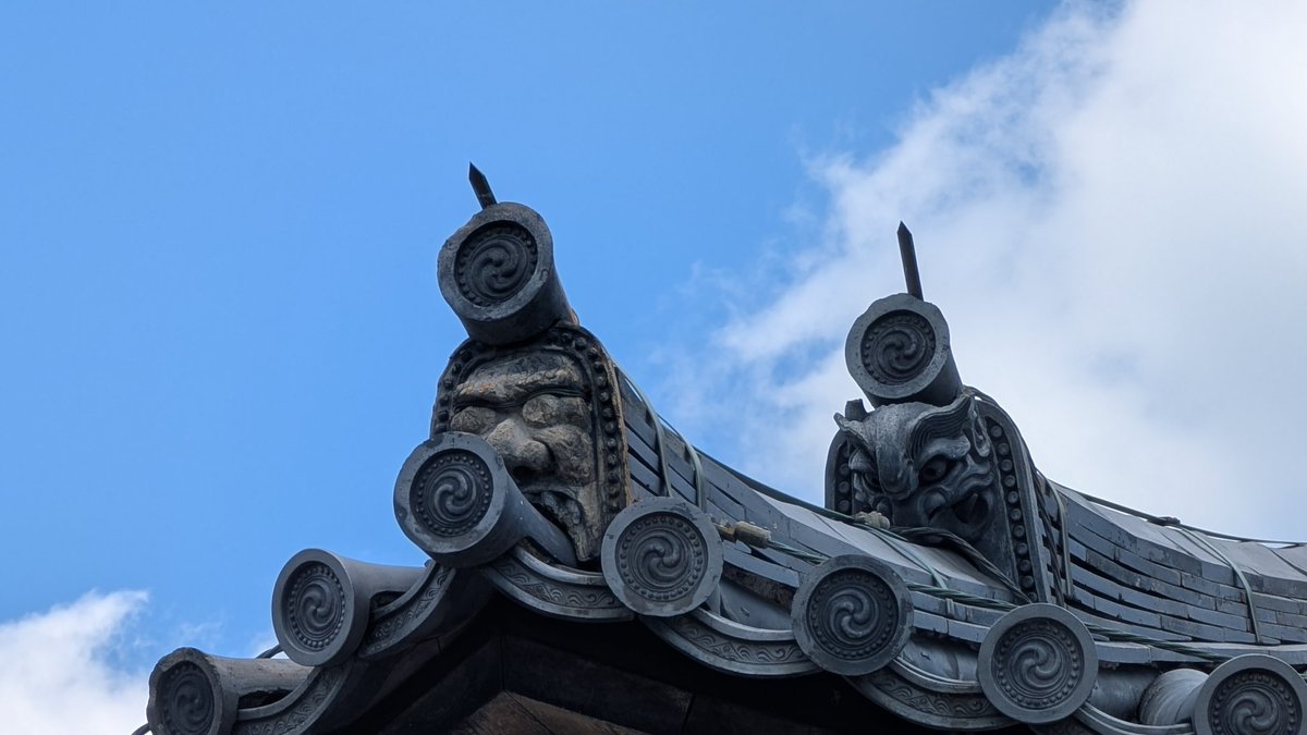 法隆寺の東院、入口入ってすぐ右斜め上を見上げてみてください。屋根の先端の鬼瓦は平安時代の作で、現役最古の鬼瓦です。今日は青空に映えてよく見えました。