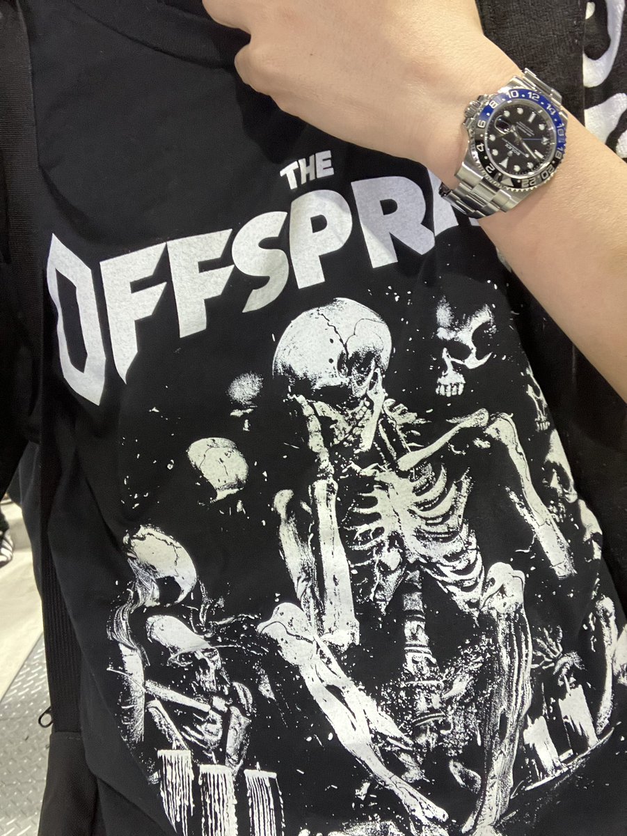 GETUFUMA's tweet image. 今日はオフスプのライブです！
6年ぶりの来日ってことでこの日をめちゃめちゃ楽しみに待ってました！
なんとか最前確保したんで死なずにすみそうです😇笑

#offspring 
#オフスプリング
#シンプルプラン
#ロレックス
#バットマン