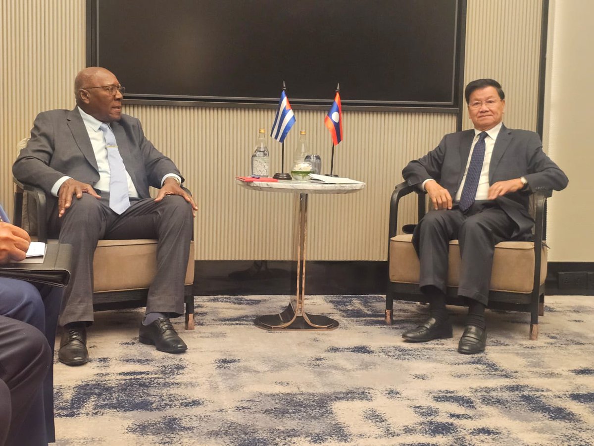 Hoy fuimos recibidos por el Secretario General del Partido Popular Revolucionario de Laos y Presidente de dicha nación, cro. Thongloun Sisoulith, con el cual sostuvimos un cordial y grato encuentro en el que abordamos importantes aspectos del acontecer de ambas naciones hermanas.