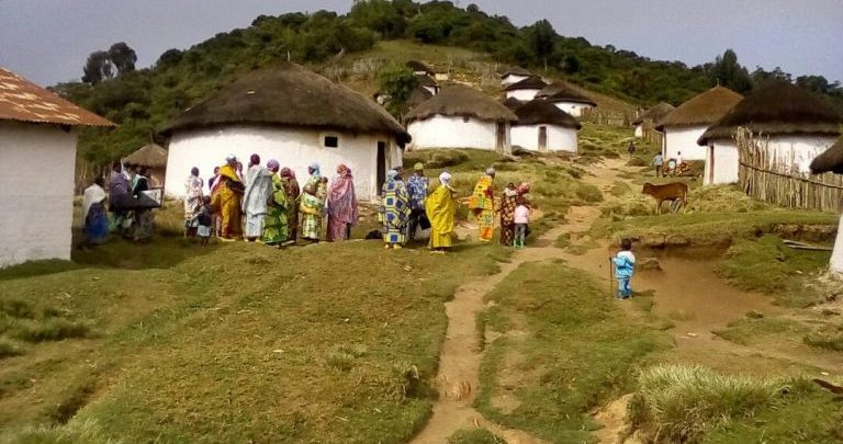 ManasseMuller's tweet photo. #Gitembe ,Uvira. Ce village n' existe + depuis 2020. Certains de ses habitants ont été tués, d'autres forcés de fuir vers l'Uganda, Burundi , Kenya et une petite poignée vit dans le camp des déplacés à Kahololo. Le déracinement a très bientôt fonctionné. Pourquoi tout ça ? https://t.co/bvyEsa6faa