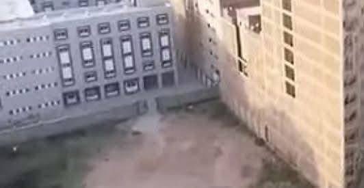 شايفين المنطقة إللي عليها دايرة حمرا دي ، دي ممكن تكون حل اللغز بتاع القضية كلها

* فيه لغز في حوار الجراچ إللي فيه عربية حمرا متربة إللي ياسين حكى عنها ، و إللي واضح إن الجراچ دا مالوش باب داخل المدرسة و لازم تدخله من برا خالص ، و أعتقد ده صعب لإنه هيخرج بالطفل مسافة بعيدة