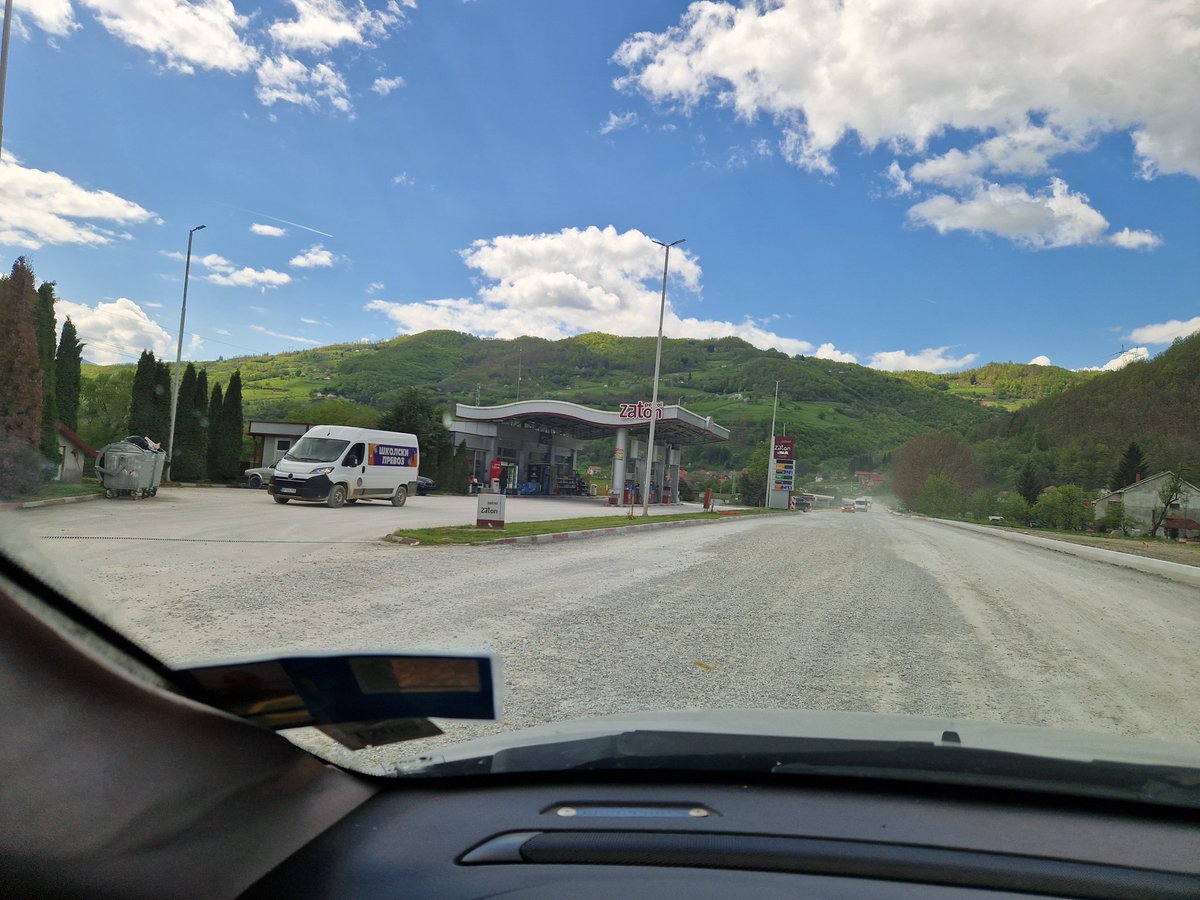 SarkinovicEdin's tweet photo. Juče tankam na pumpi "Zaton"...
Radnik mi nudi diplomu ako natankam za 50€.
Kaže: "Brate, ministar Dado ovdje diplomirao!"

Nisam rizikovao...
Sipao sam dva puta po 25€.
Sad imam i diplomu i master. https://t.co/WdeVxjQFAx