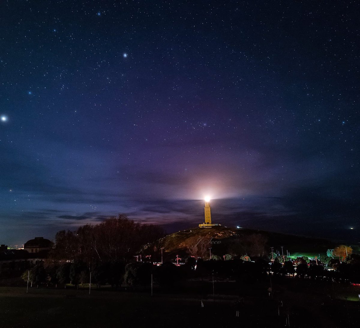 Una imagen muy poco habitual por el apagón eléctrico y la poca contaminación lumínica ayer por la noche. Preciosa imagen que nos hacen llegar los oyentes de la Torre de Hércules. #VDAC