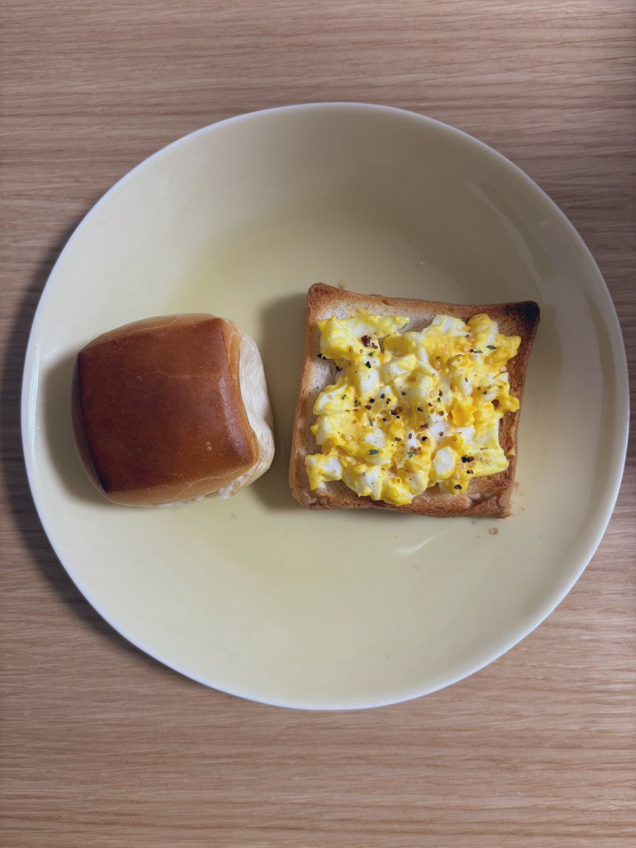 takenokonobento's tweet photo. 今朝は娘のリクエストでサンドウィッチを作り、余った卵で私の朝ごはん。冷凍パンのstylebreadを毎月買っています。
卵に、ほりにしをかけたら美味しかった!パンオレには、バター塗って釜揚げしらすをはさんだらこれもまた美味しかった♪#ほりにし #しらす #stylebread https://t.co/cgklgOnq5y