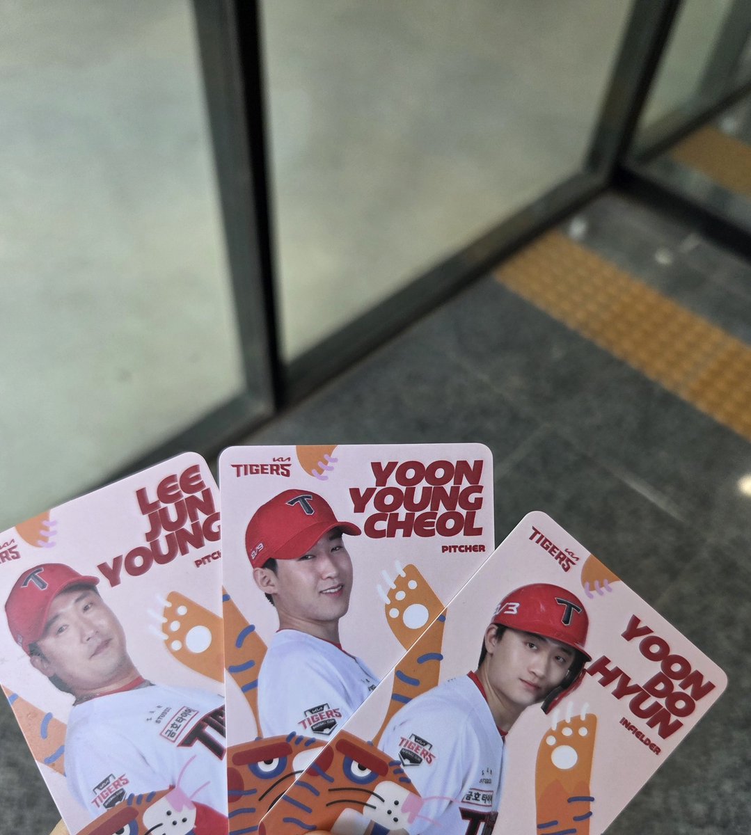 mmoolyyo's tweet photo. 기아 4월 포카 교환 및 양도합니다

저: 이준영, 윤영철, 윤도현 
교환은 김도영으로 받습니다!
n장 교환도 가능합니다

직거래는 이번주 토요일 챔필에서 가능합니다

기아타이거즈 포토카드 챔필 챔피언스필드 양도 교환 https://t.co/MggFrYhRMq