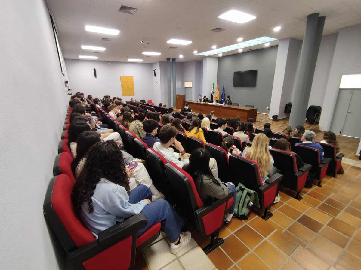 Facultad de Derecho UEX (@uexderecho) on Twitter photo Conferencia ayer de la profesora de Filosofía del Derecho, María Eugenia Rodríguez Palop <a href="/MEugeniaRPalop/">M. Eugenia R. Palop</a>, en el Salón de Grados "María Telo".
Organiza: prof. Mirya Timón, del Área de Filosofía del Derecho. Conferencia ayer de la profesora de Filosofía del Derecho, María Eugenia Rodríguez Palop <a href="/MEugeniaRPalop/">M. Eugenia R. Palop</a>, en el Salón de Grados "María Telo".
Organiza: prof. Mirya Timón, del Área de Filosofía del Derecho.