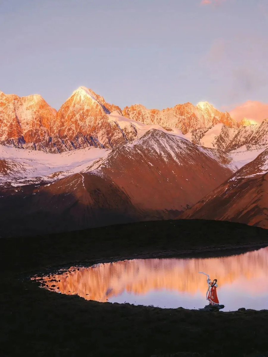 GanziChina's tweet image. Ganzi Road Trip: May Day Special 
Sixth stop: Muyacuo Lake
📍Yalong Village, Jagenba Township, Kangding 
Gongga reflections + "blue ice" lake + sunlit mountains—absolutely breathtaking!
#GanziGuide #SpringTrip #Travel #China #Holiday #MayDay #LaborDay #roadTrip