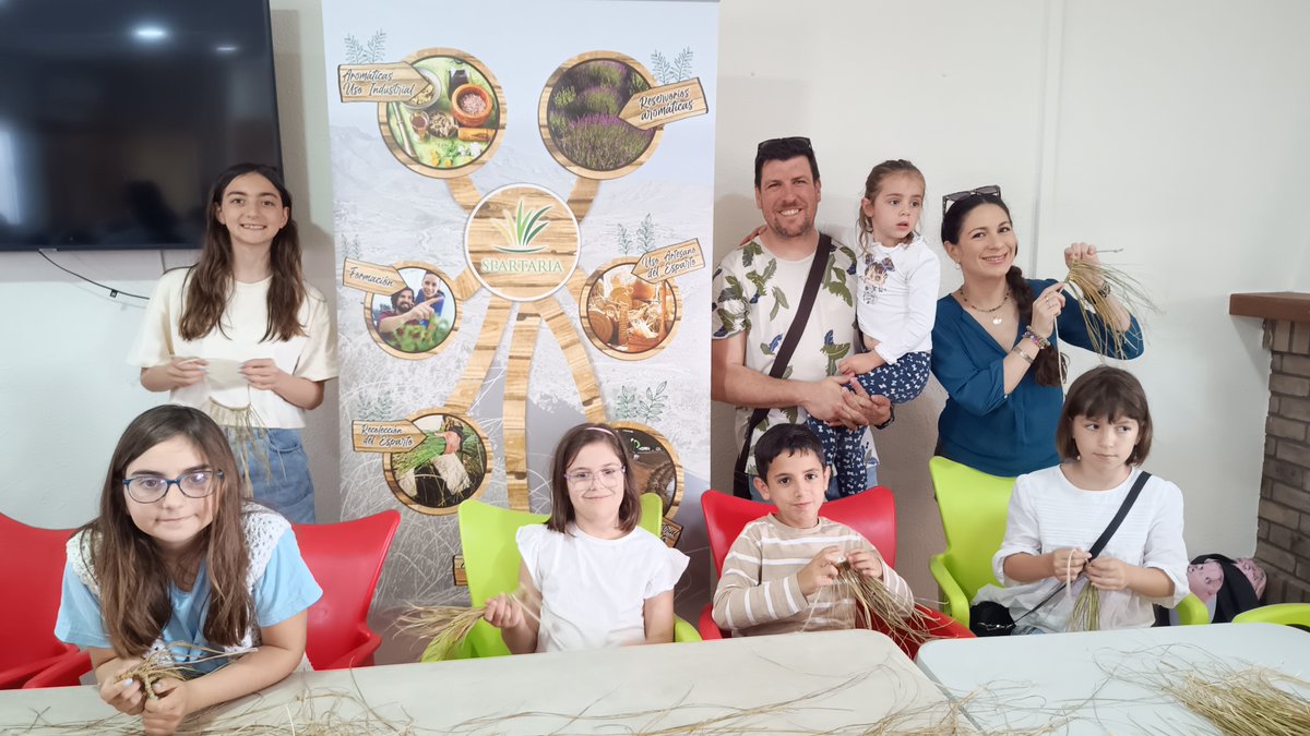 🌾 #Cartagena celebró las primeras Jornadas en Familia con esparto dentro del proyecto #SPARTARIA

👨‍👩‍👧‍👦 35 personas de todas las edades se reunieron para aprender a trabajar esta fibra natural y realizar manualidades

<a href="/FBiodiversidad/">Fundación Biodiversidad</a> #ProyectosPRTR #PlanDeRecuperación